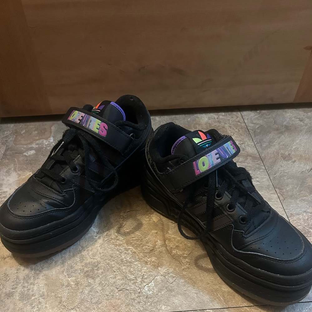 Adidas Kris Andrew Small x Forum Triple Platform Low Pride sneakers in black. - Picture 3 of 10